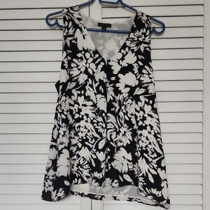 Willi Smith Black and White Floral V-Neck Sleeveless Camisole